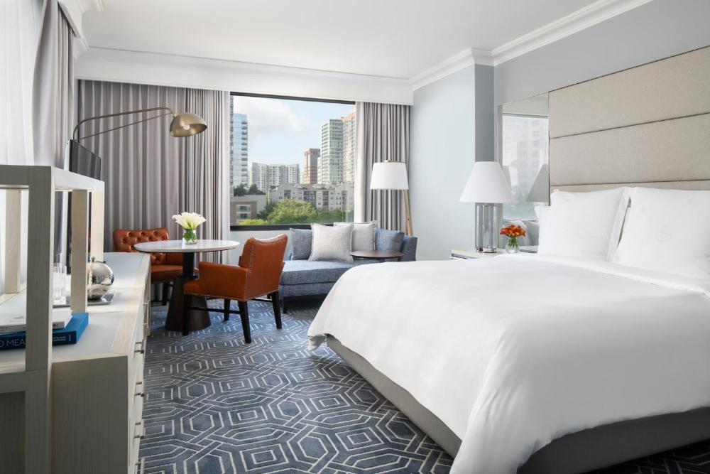 Premier King Room with City View interior
